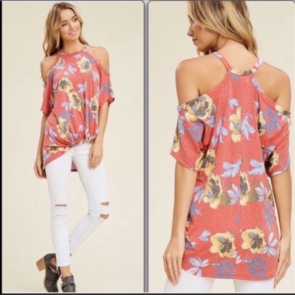 Floral Front Twisted Knot Top - Picture 2 of 4